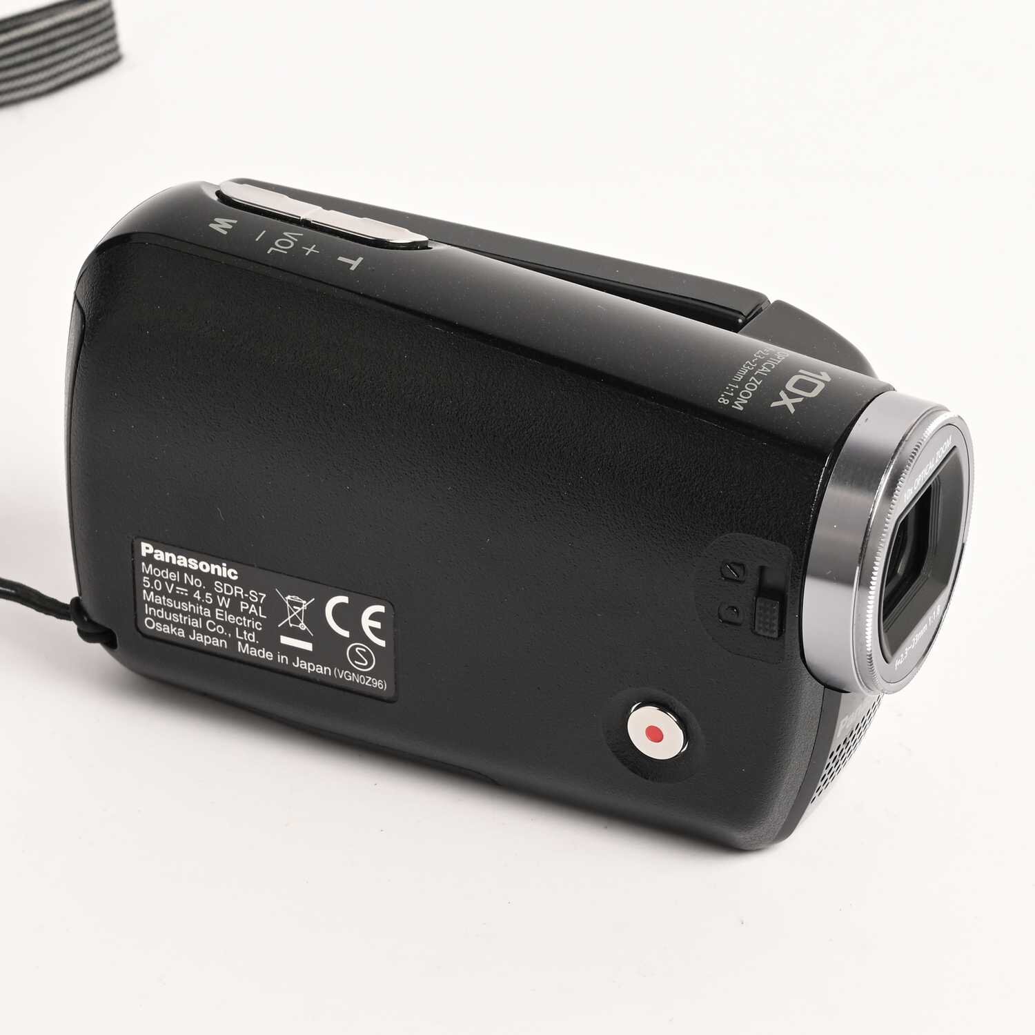 Panasonic Camcorder SDR-S7 -Videokamera mit SD-Kartenspeicher