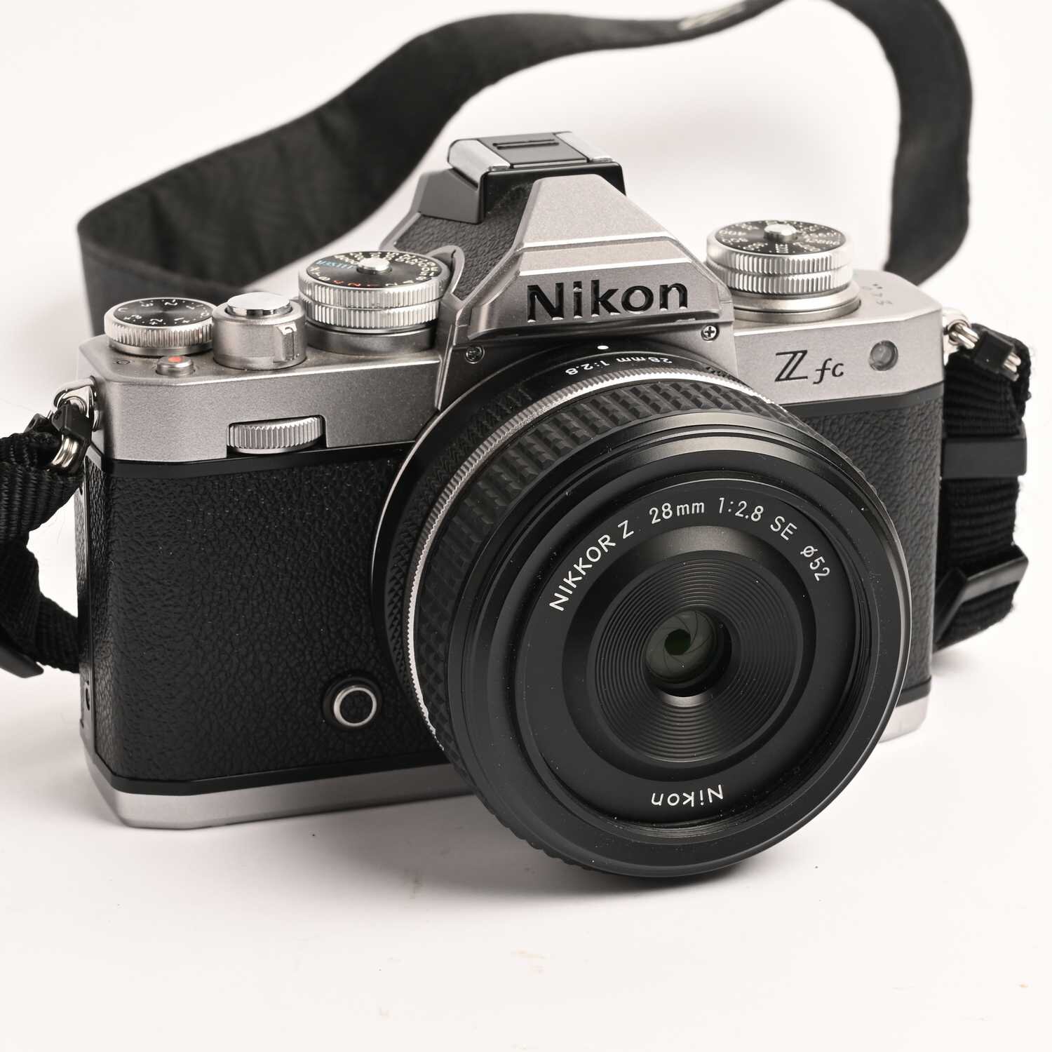 Nikon Z fc 20,9MP Spiegellose Systemkamera Silber Objektiv 28mm 1:2.8
