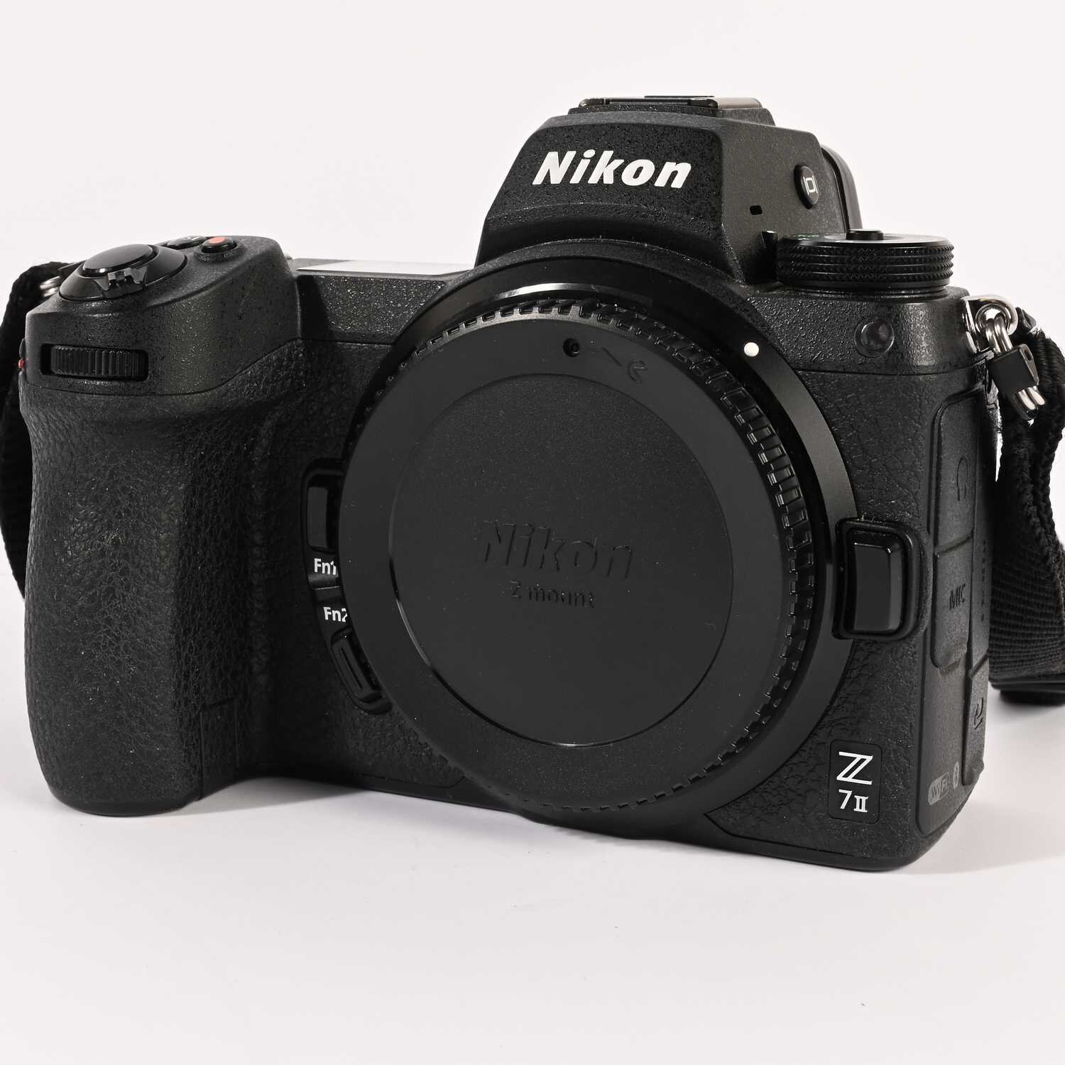 Nikon Z 7II Kit 24-70mm f4.0 Spiegellose Systemkamera 45,7MP bis 5000 Auslösungen