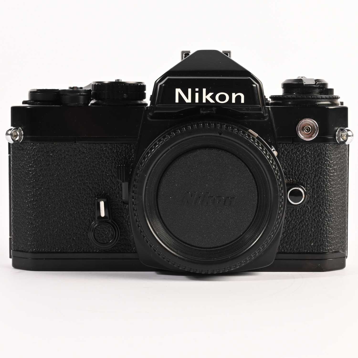 Nikon FE schwarz analoge Spiegelreflexkamera