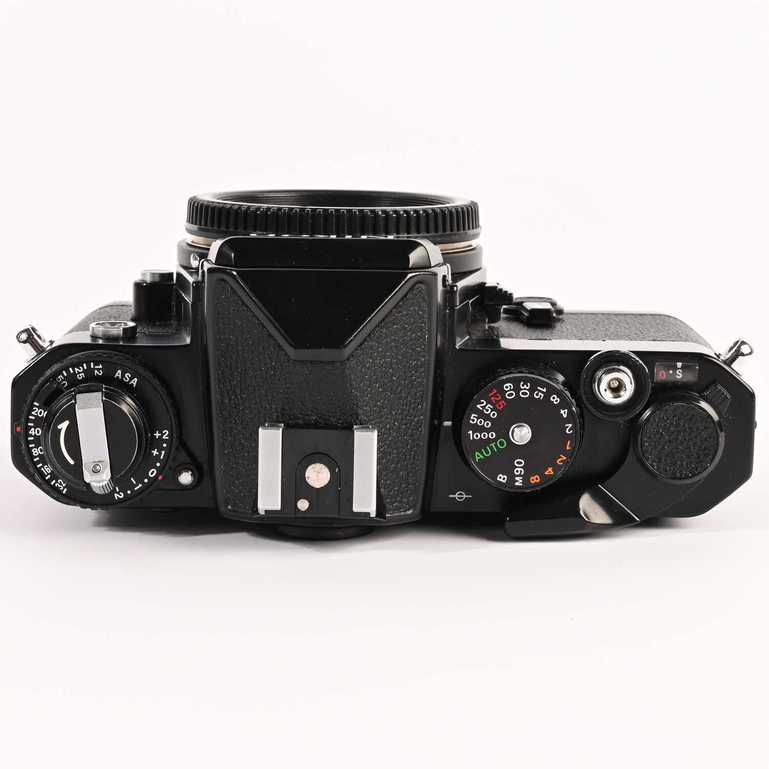 Nikon FE schwarz analoge Spiegelreflexkamera