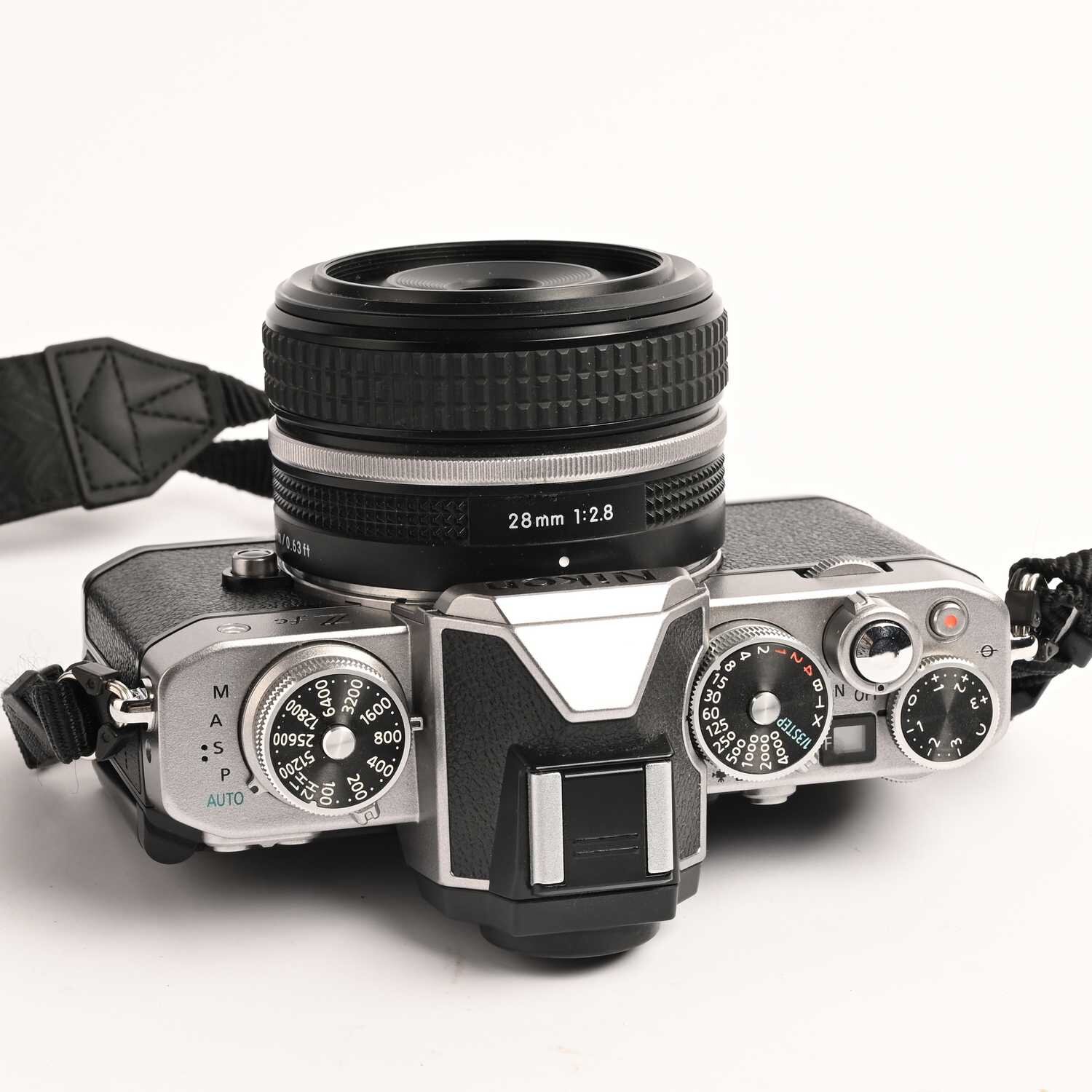 Nikon Z fc 20,9MP Spiegellose Systemkamera Silber Objektiv 28mm 1:2.8