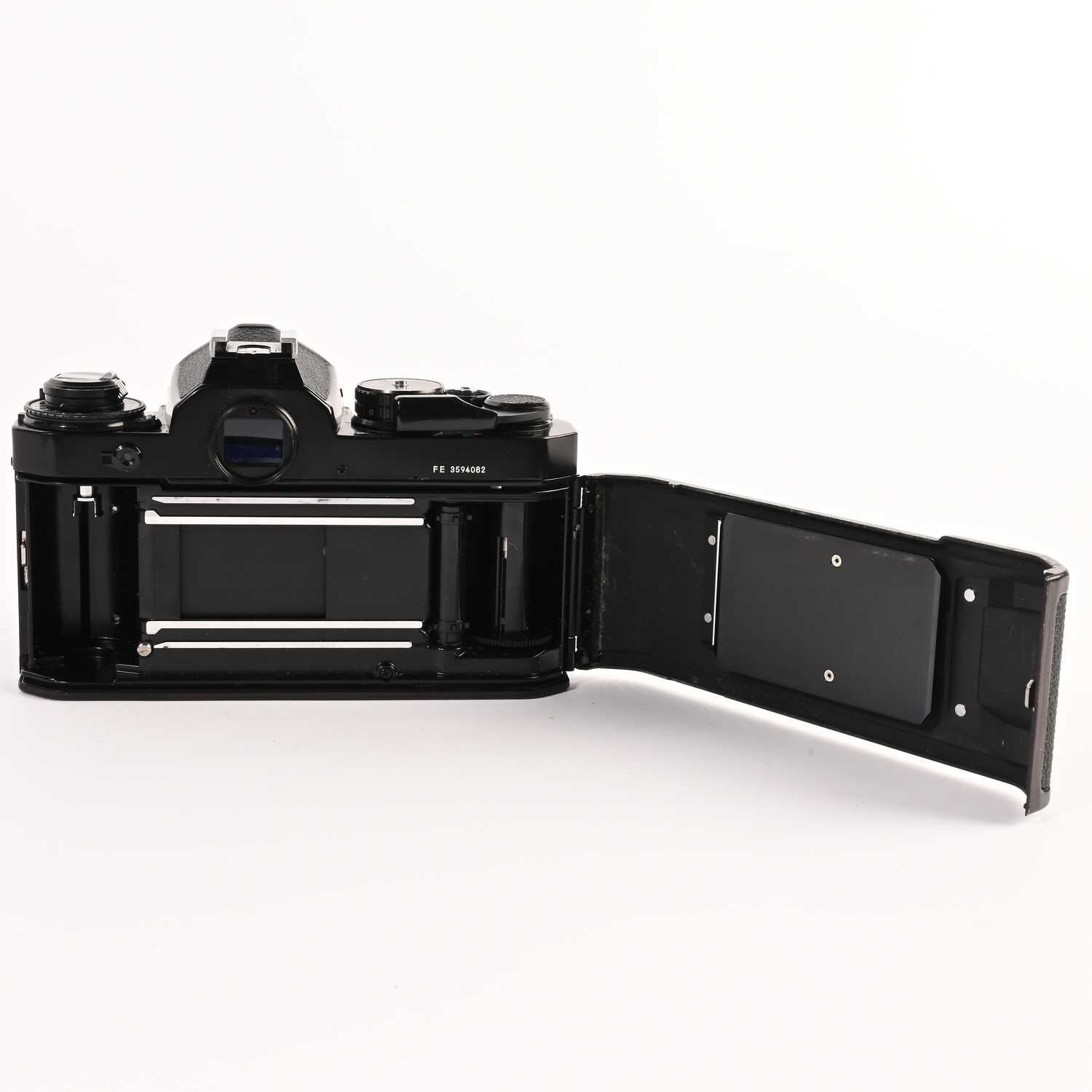 Nikon FE schwarz analoge Spiegelreflexkamera